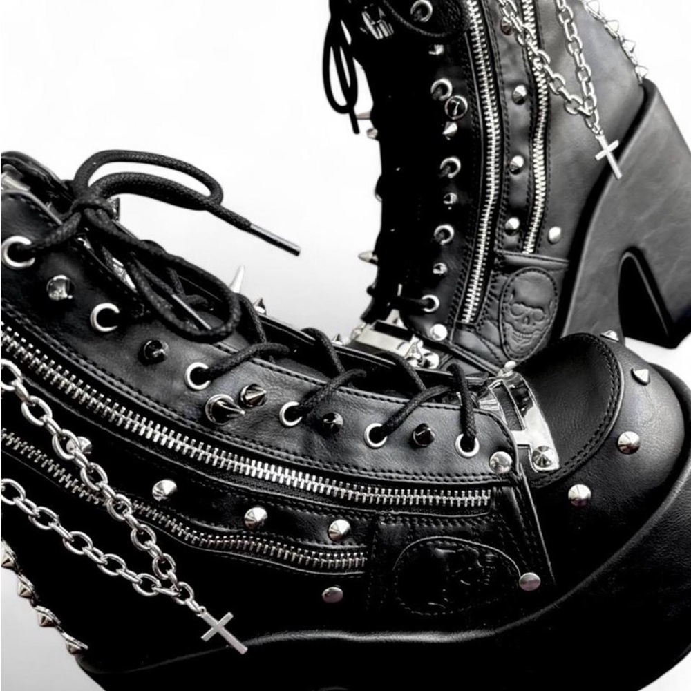 CUSTOM Demonia
Camel 208 Platform Boots
Size Women's 9 - Picture 2 of 7